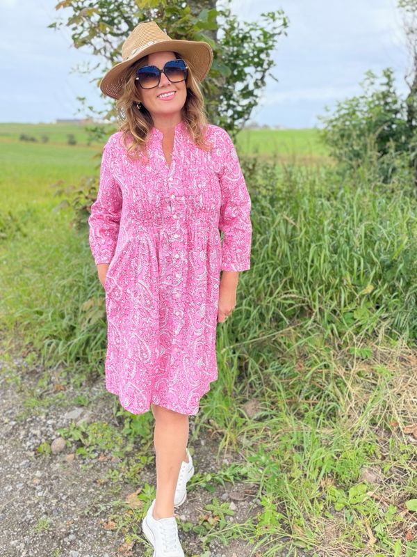 Pink dress med knapper foran