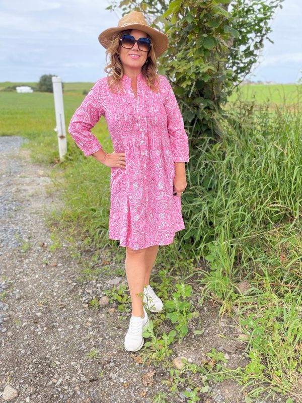 Pink dress med knapper foran